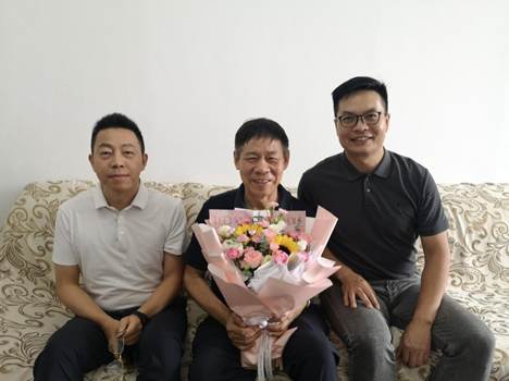 一群男人和女人在吃东西 AI 生成的内容可能不正确。